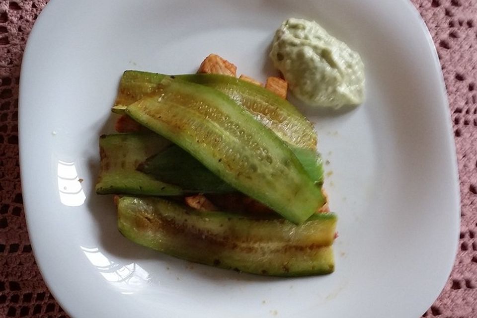 Gebratene Gurke mit Hähnchen und Avocadocreme