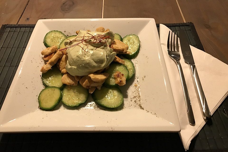 Gebratene Gurke mit Hähnchen und Avocadocreme