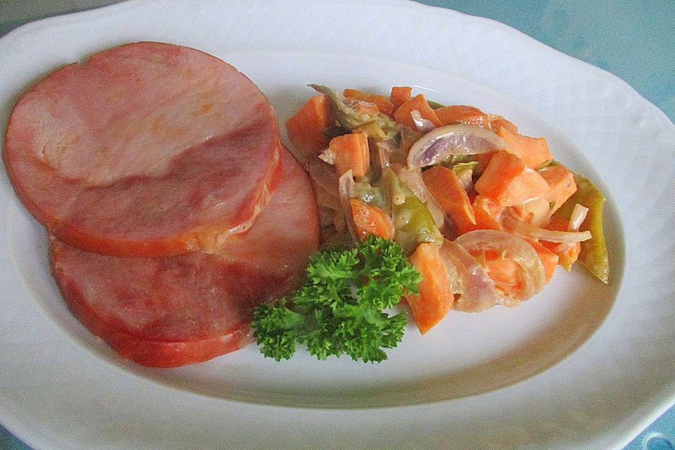 Kasseler Minutensteaks auf Süßkartoffeln und Gemüse in einer Brunch-Hamburger-Style-Soße