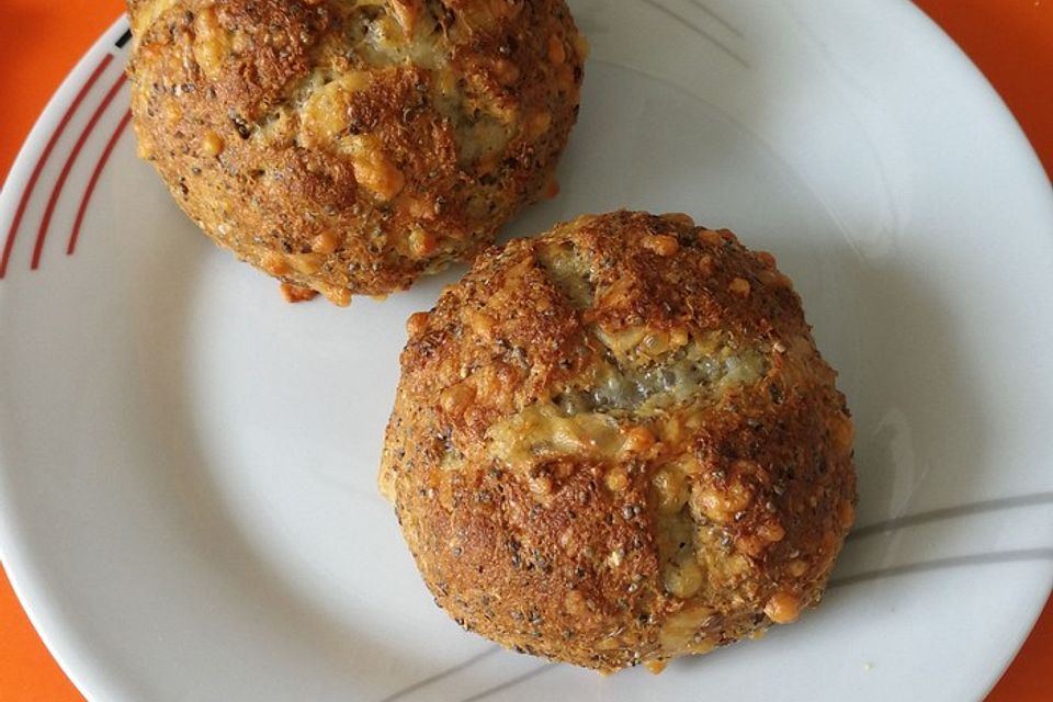 Low Carb Brötchen mit Chia und Käse