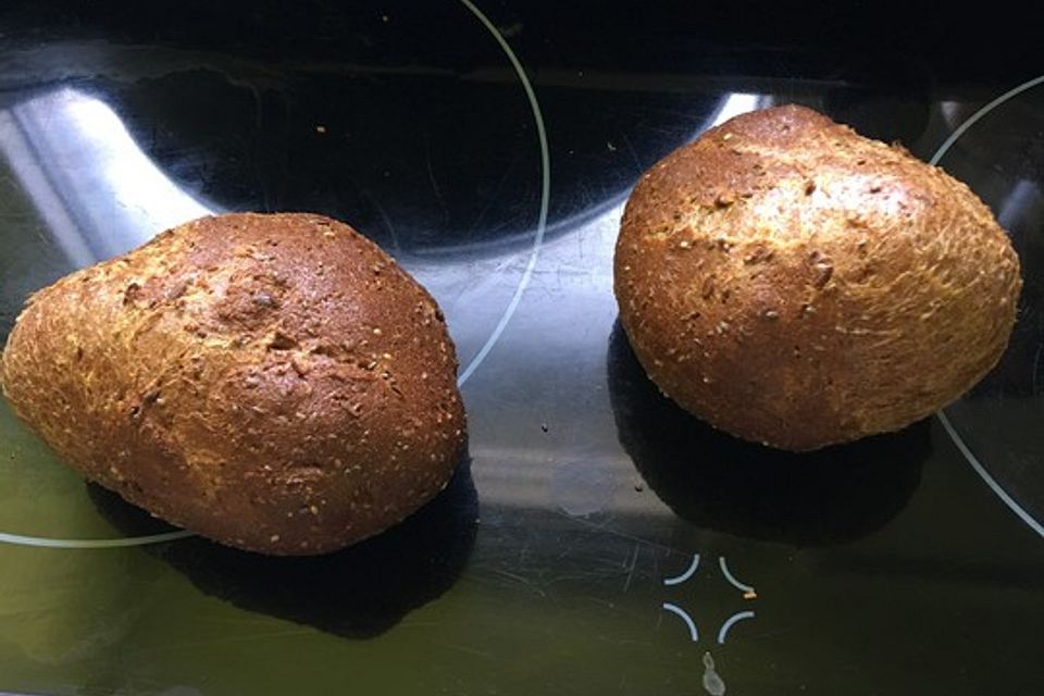 Low Carb Brötchen mit Chia und Käse