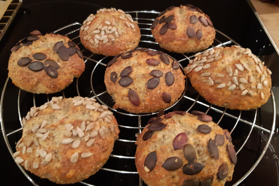 Low Carb Brötchen mit Chia und Käse