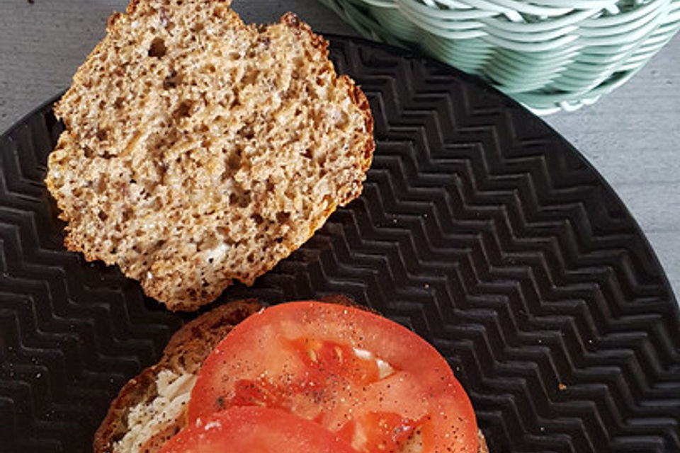 Low Carb Brötchen mit Chia und Käse