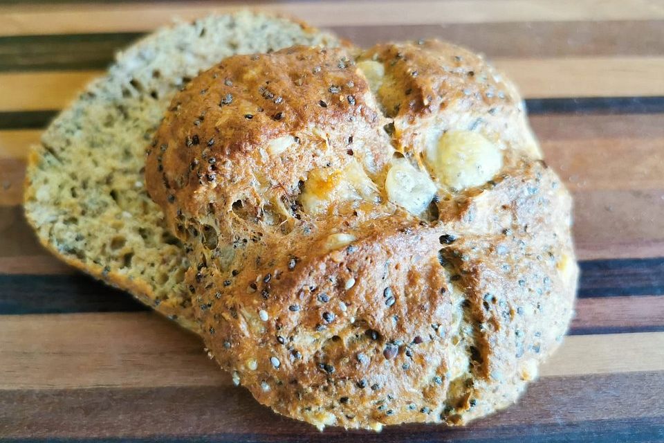 Low Carb Brötchen mit Chia und Käse