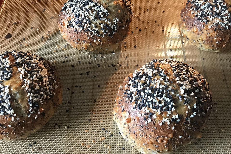 Low Carb Brötchen mit Chia und Käse