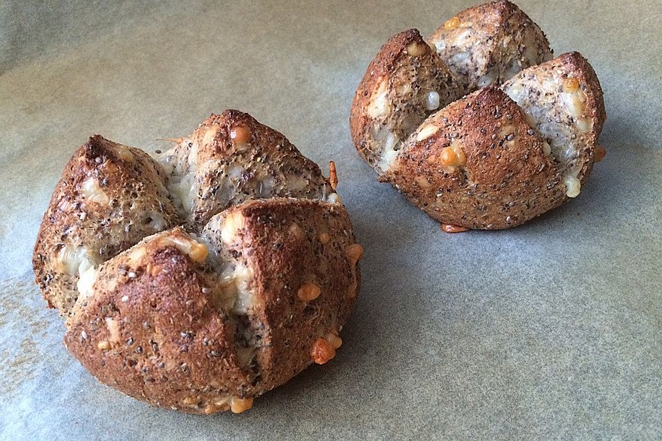 Low Carb Brötchen mit Chia und Käse