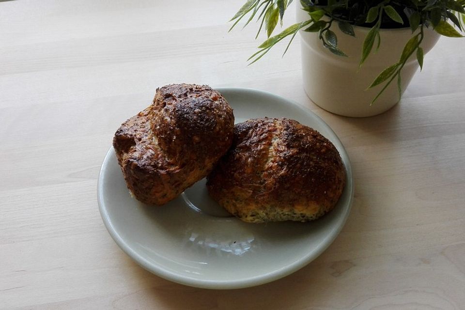 Low Carb Brötchen mit Chia und Käse