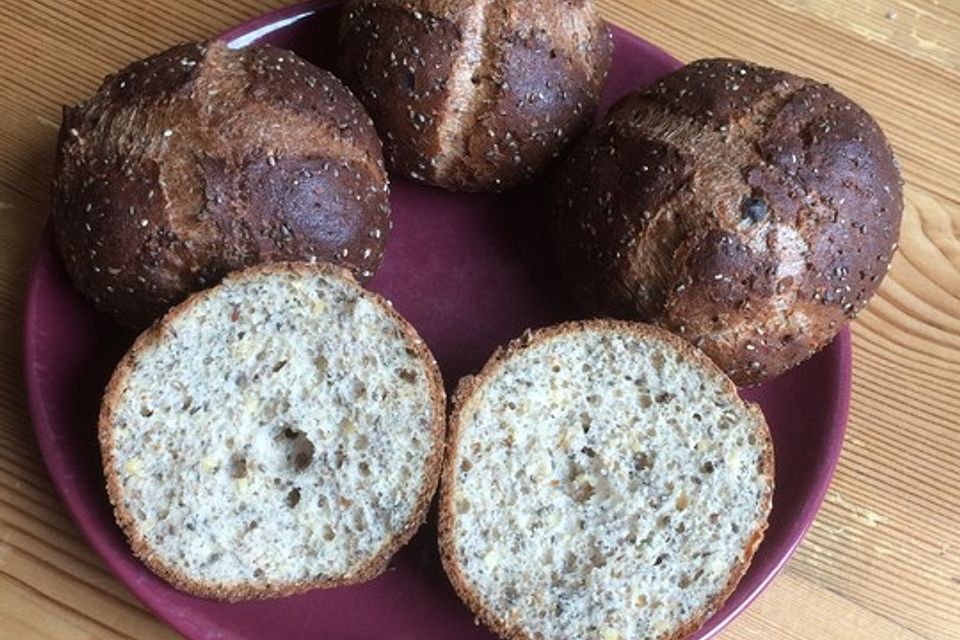 Low Carb Brötchen mit Chia und Käse