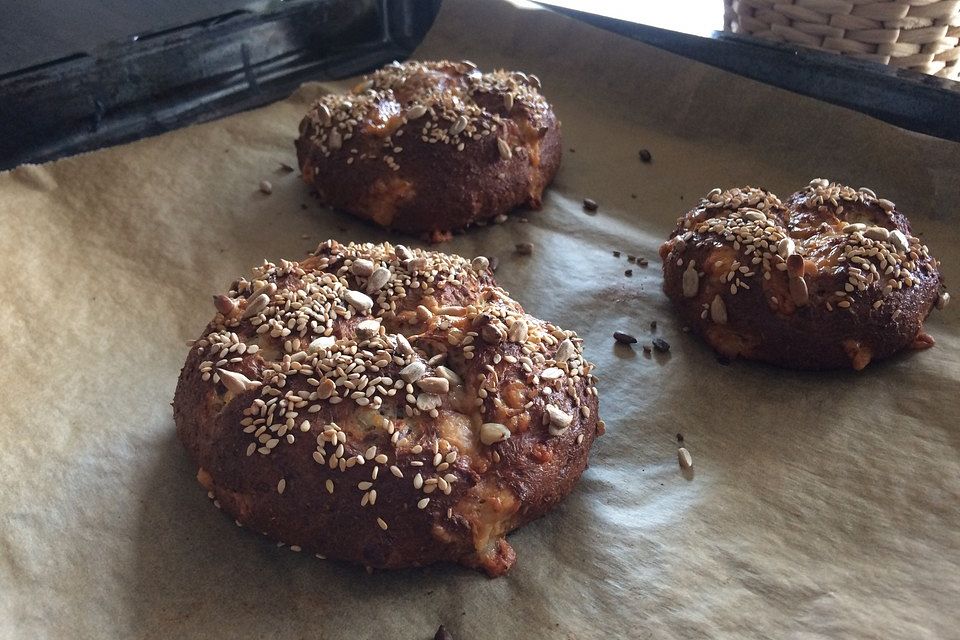 Low Carb Brötchen mit Chia und Käse