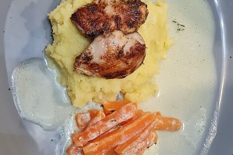 Wachtelbrüstchen mit Thymian-Karottensticks und Limettensauce von agnusdie| Chefkoch