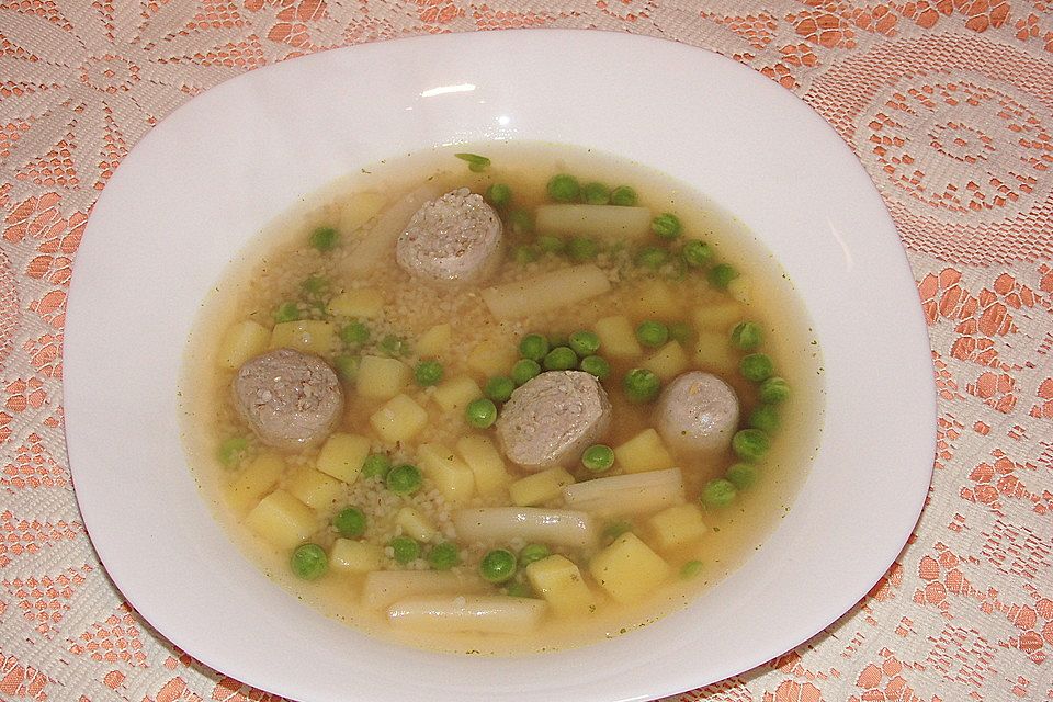 Klare Graupensuppe mit Hackklößchen