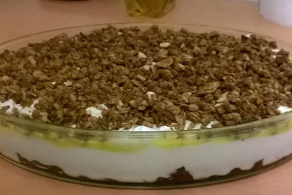 Schichtdessert mit Schoko-Knuspermüsli, Kirschen und Frischkäsecreme