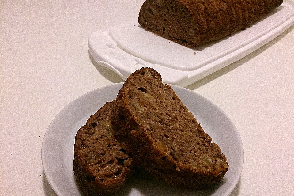 Saftiger Winterkuchen mit Äpfeln und Trockenfrüchten ohne Zucker