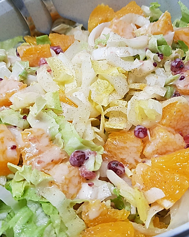 Endivien-Chicorée-Salat mit Orangen in Johannisbeerdressing