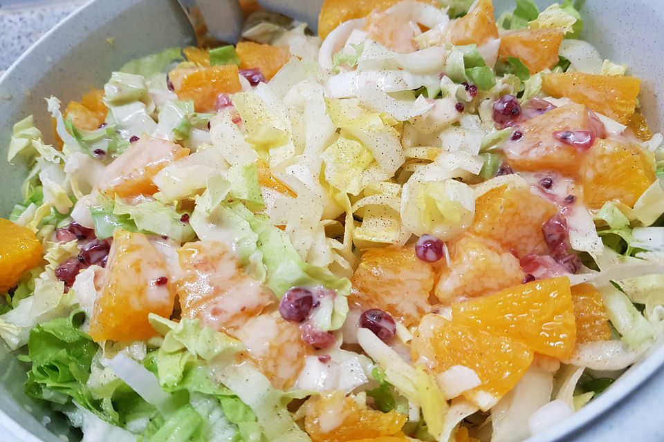 Endivien-Chicorée-Salat mit Orangen in Johannisbeerdressing