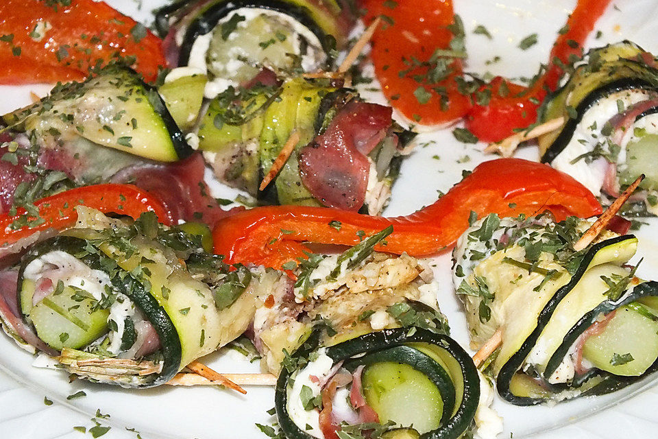 Zucchini-Röllchen mit Spargel und Bärlauch