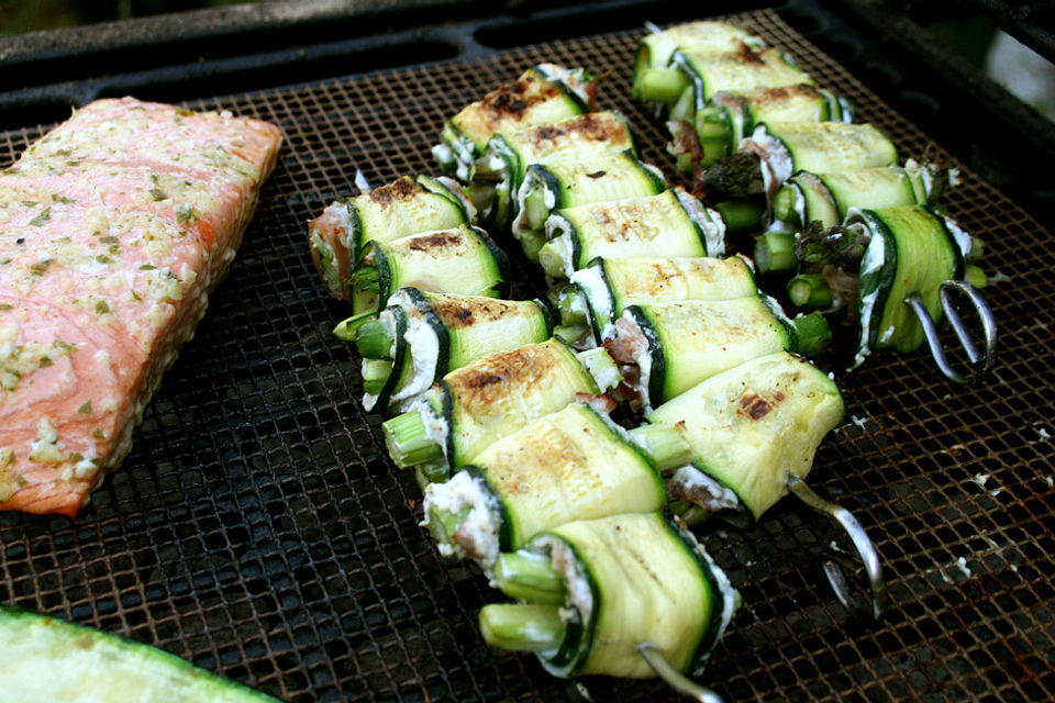 Zucchini-Röllchen mit Spargel und Bärlauch