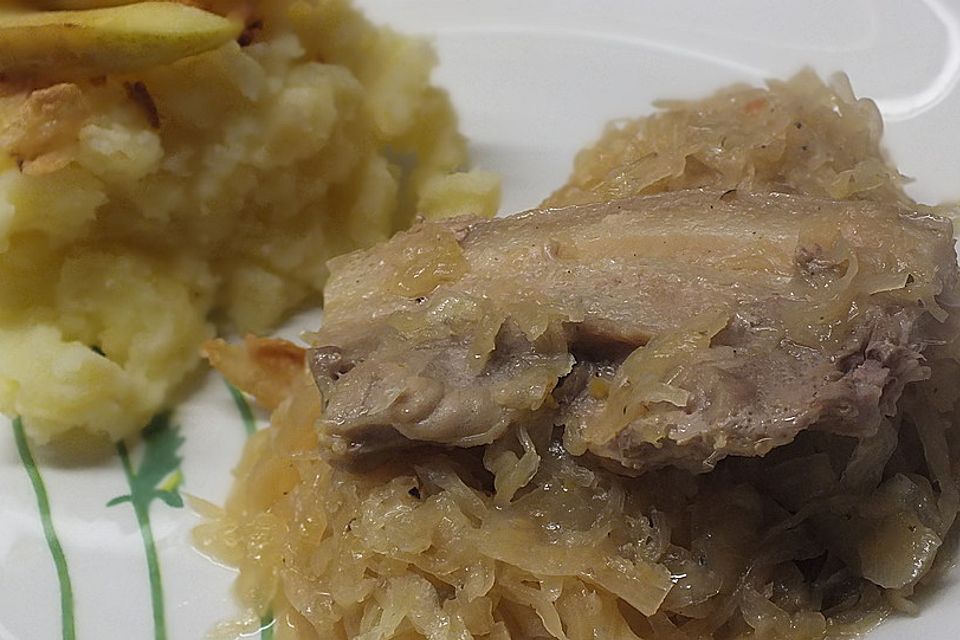 Sauerkraut mit Apfel und Schweinebauch