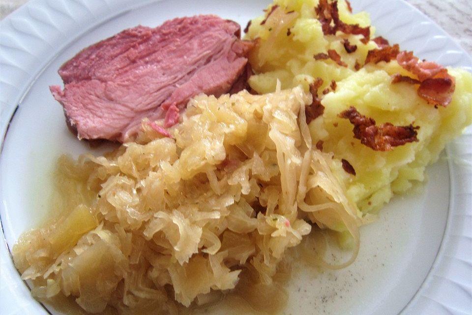 Sauerkraut mit Apfel und Schweinebauch