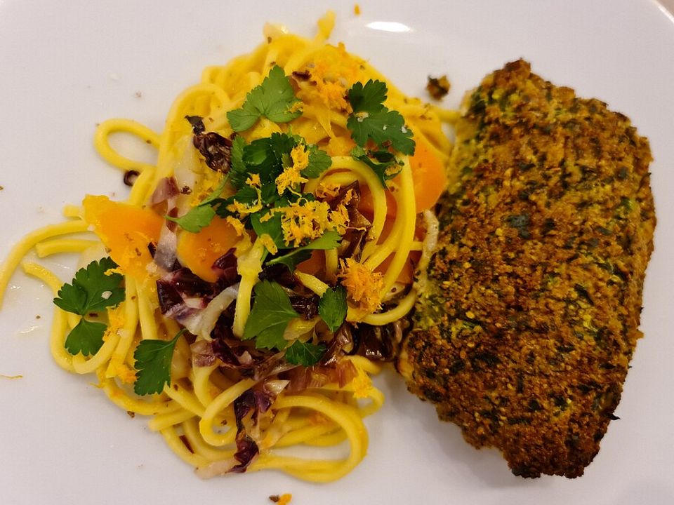 Bandnudeln in Möhren-Orangen-Sauce mit gebratenen Chicorée- und ...