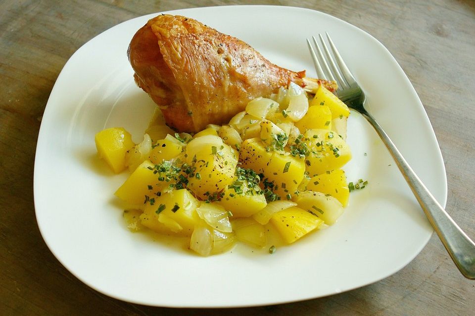 Geschmorte Putenkeule in Biersauce mit Kartoffeln