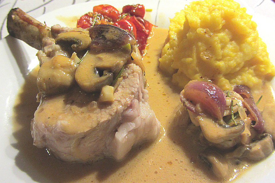 Kalbskarree mit Champignon-Wein-Sahneauce und Kartoffel-Kürbispüree