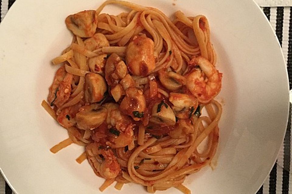 Linguine mit Garnelen in pikanter Tomatensauce