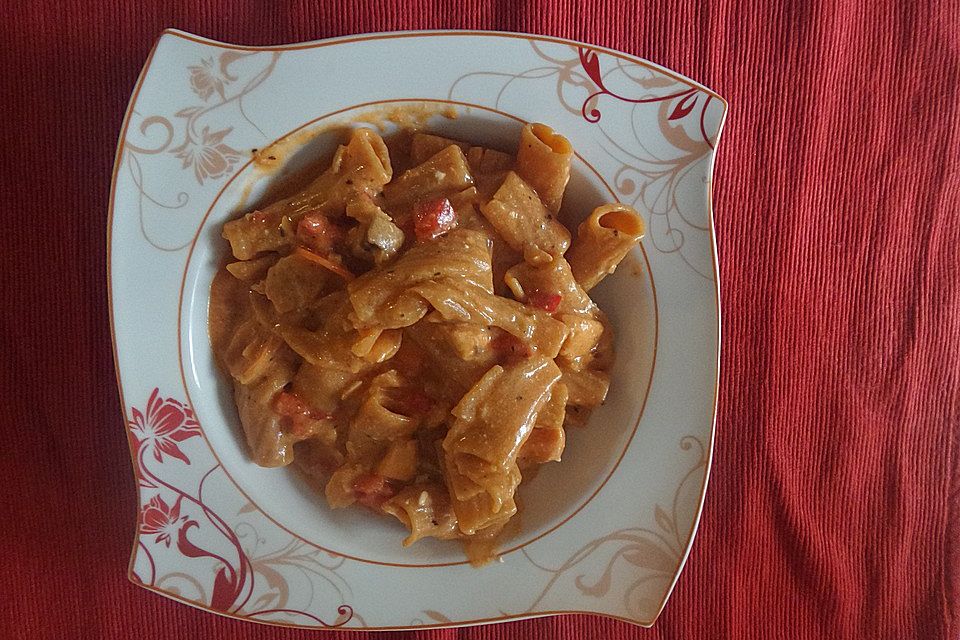 Nudel-Fischpfanne mit roter Schafskäsesauce