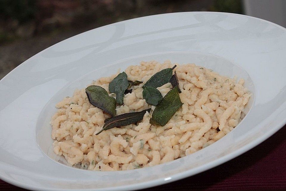 Selbstgemachte Salbeispätzle in Butter und Salbei geschwenkt