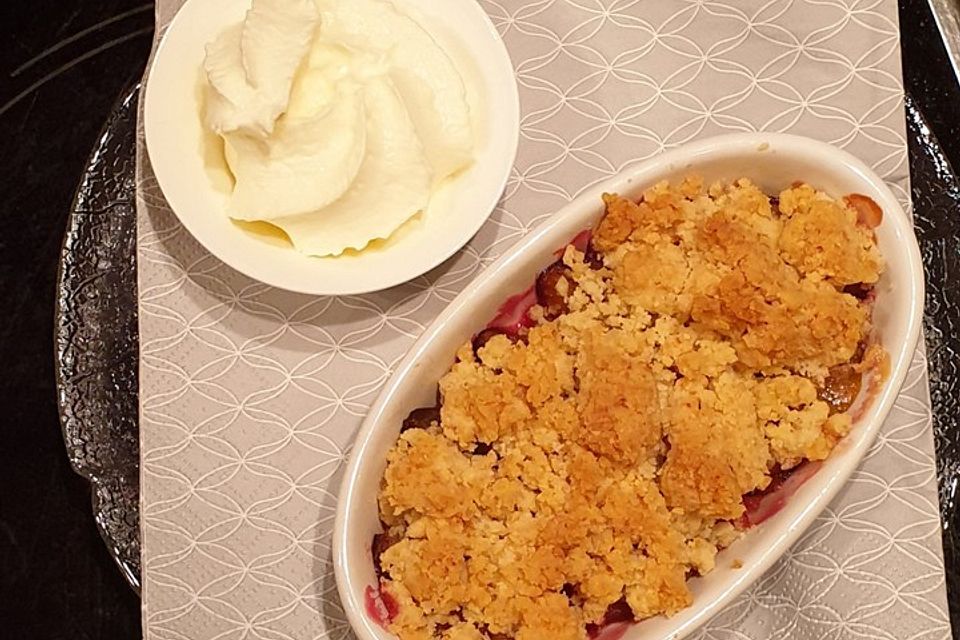 Vanille-Apfelcrumble mit Mandelstreuseln