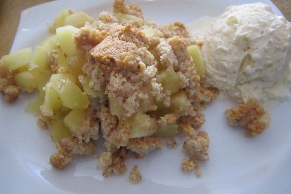 Vanille-Apfelcrumble mit Mandelstreuseln
