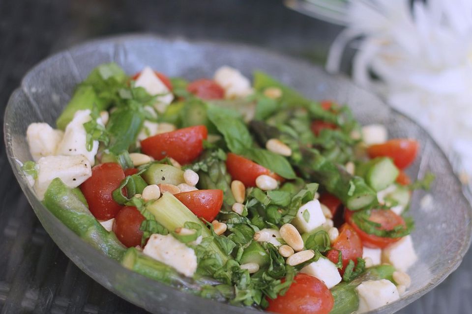 Grüner Spargelsalat mit Balsamico-Vinaigrette