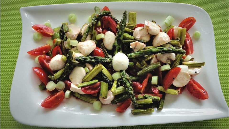 Grüner Spargelsalat mit Balsamico-Vinaigrette von Nabster Grüner Spargelsalat mit Balsamico-Vinaigrette von Nabster