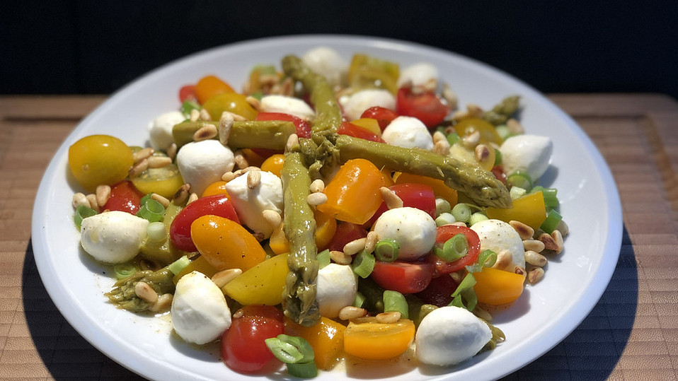 Grüner Spargelsalat mit Balsamico-Vinaigrette von Nabster Grüner Spargelsalat mit Balsamico-Vinaigrette von Nabster