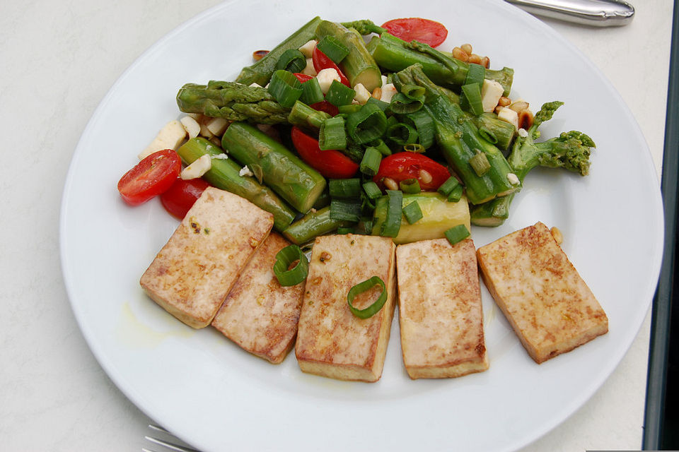 Grüner Spargelsalat mit Balsamico-Vinaigrette