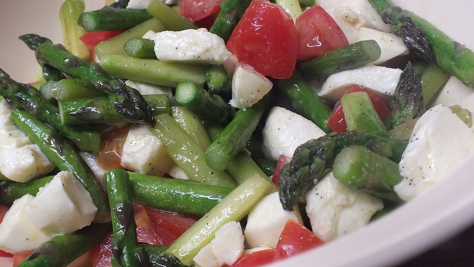 Grüner Spargelsalat mit Balsamico-Vinaigrette von Nabster Grüner Spargelsalat mit Balsamico-Vinaigrette von Nabster