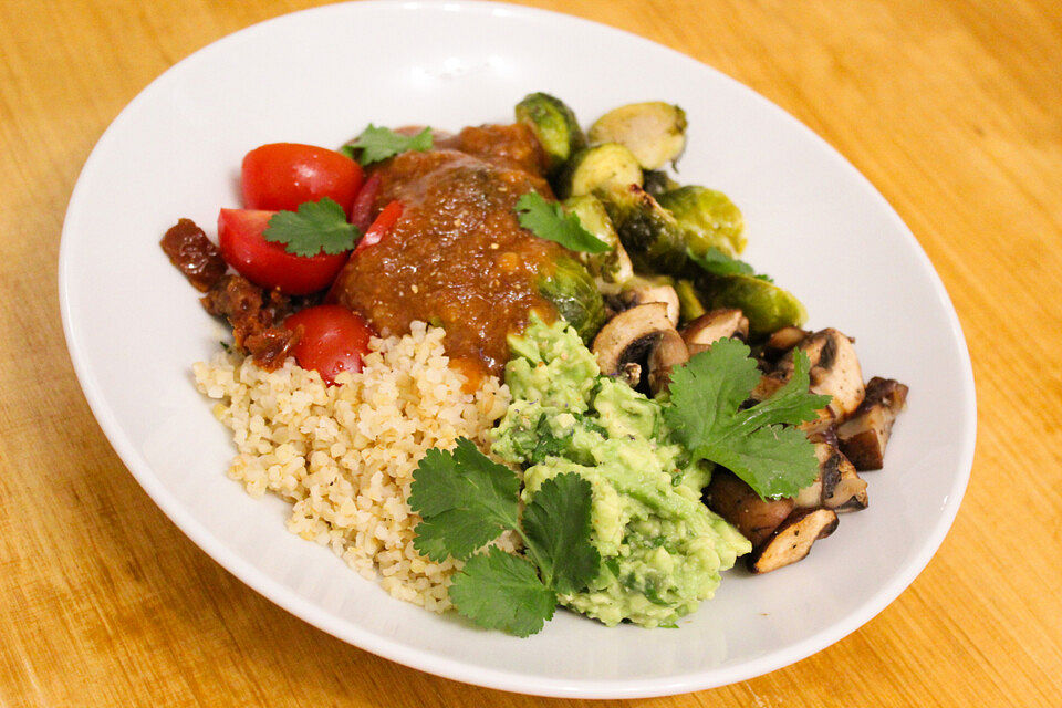 Hoisin Bowl mit geröstetem Rosenkohl und Pilzen