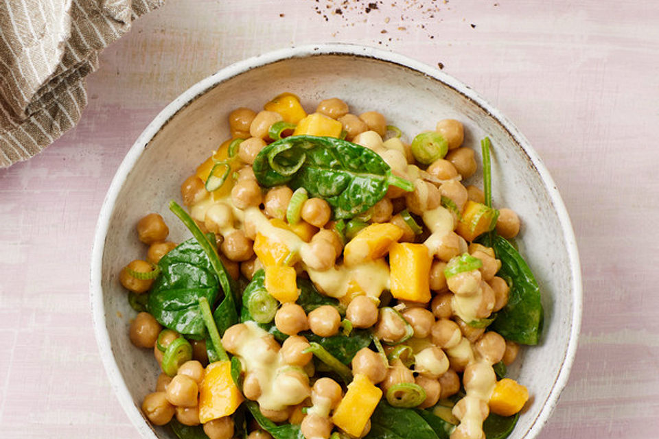 Kichererbsen-Mango-Salat mit Frühlingszwiebeln