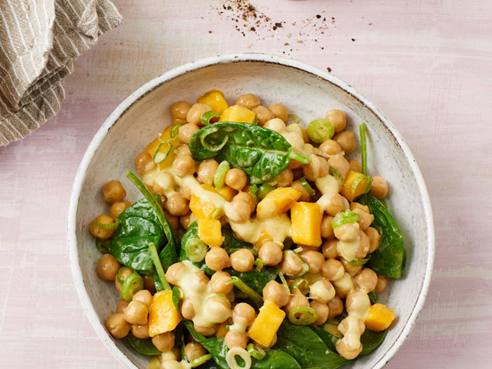 Kichererbsen-Mango-Salat-mit-Fr-hlingszwiebeln
