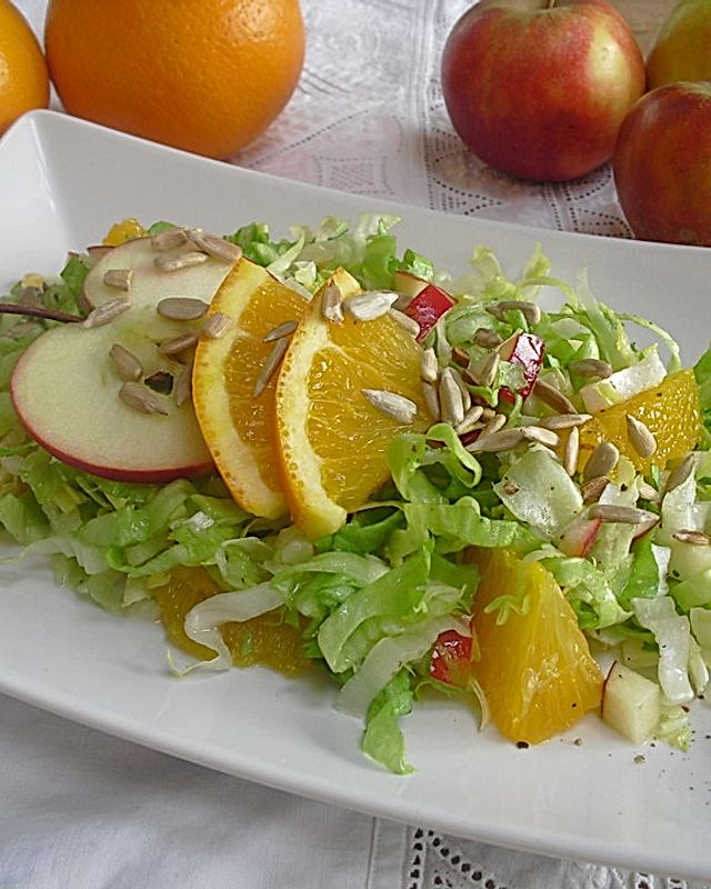Endivien-Apfel-Orangen-Salat mit Orangendressing und Sonnenblumenkernen