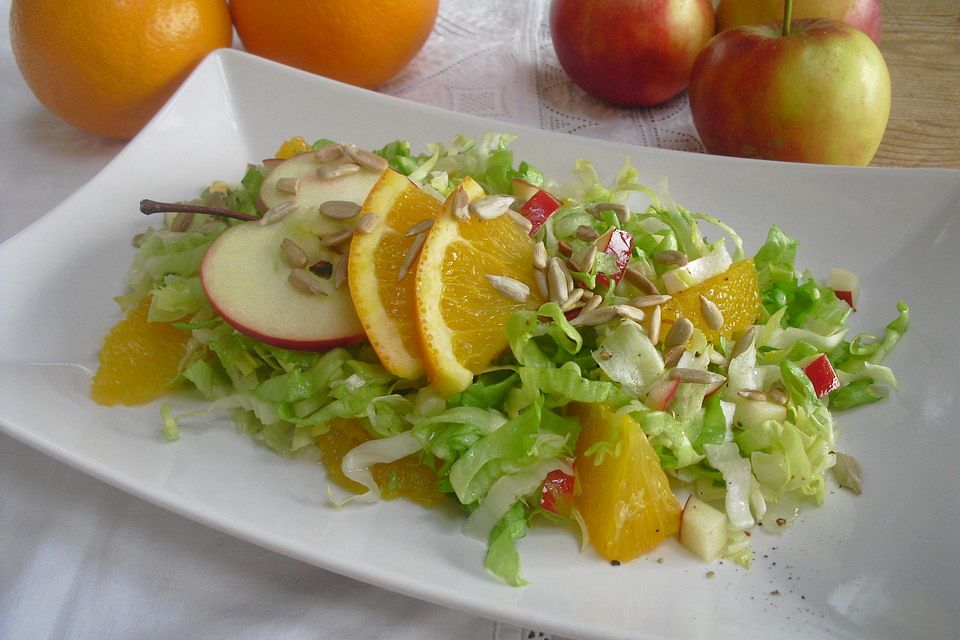 Endivien-Apfel-Orangen-Salat mit Orangendressing und Sonnenblumenkernen