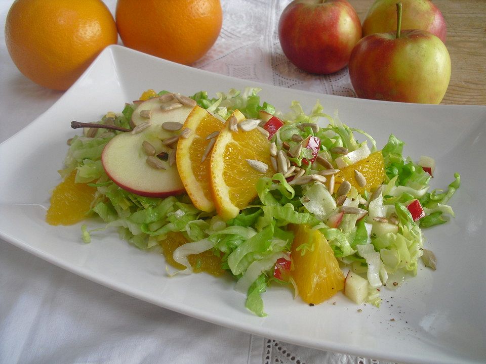 Endivien-Apfel-Orangen-Salat mit Orangendressing und Sonnenblumenkernen ...