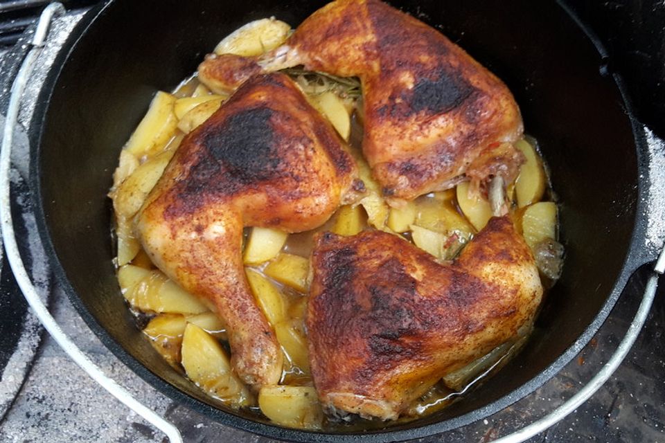 Hähnchenschenkel auf Rosmarinkartoffeln aus dem Dutch Oven