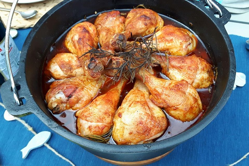 Hähnchenschenkel auf Rosmarinkartoffeln aus dem Dutch Oven