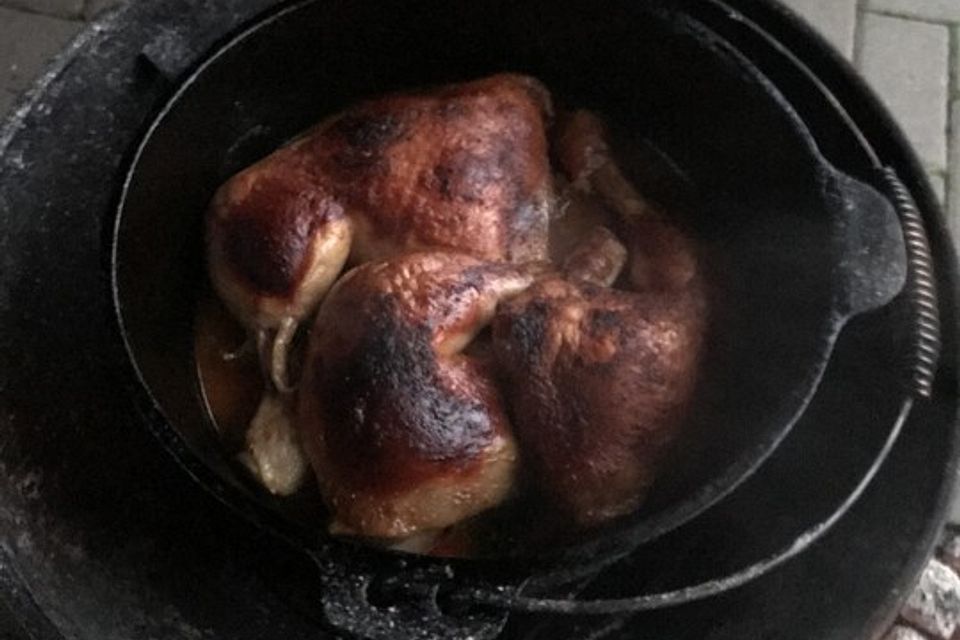 Hähnchenschenkel auf Rosmarinkartoffeln aus dem Dutch Oven