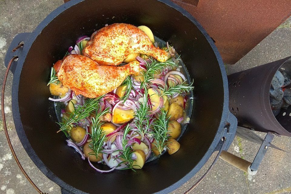 Hähnchenschenkel auf Rosmarinkartoffeln aus dem Dutch Oven