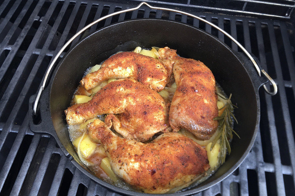 Hähnchenschenkel auf Rosmarinkartoffeln aus dem Dutch Oven