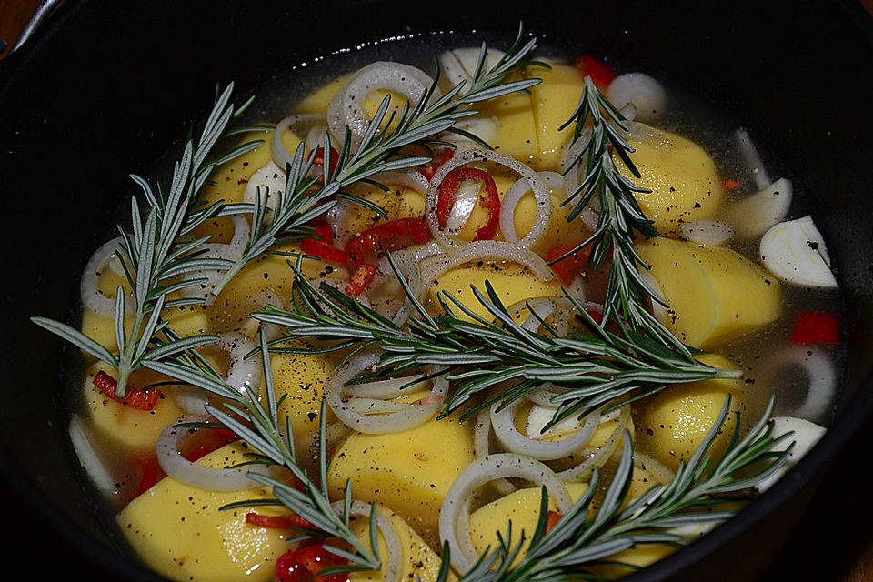 Hähnchenschenkel auf Rosmarinkartoffeln aus dem Dutch Oven