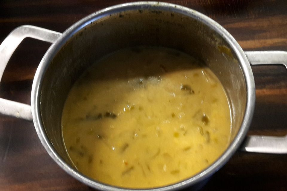 Hähnchen-Curry-Lauch-Suppe