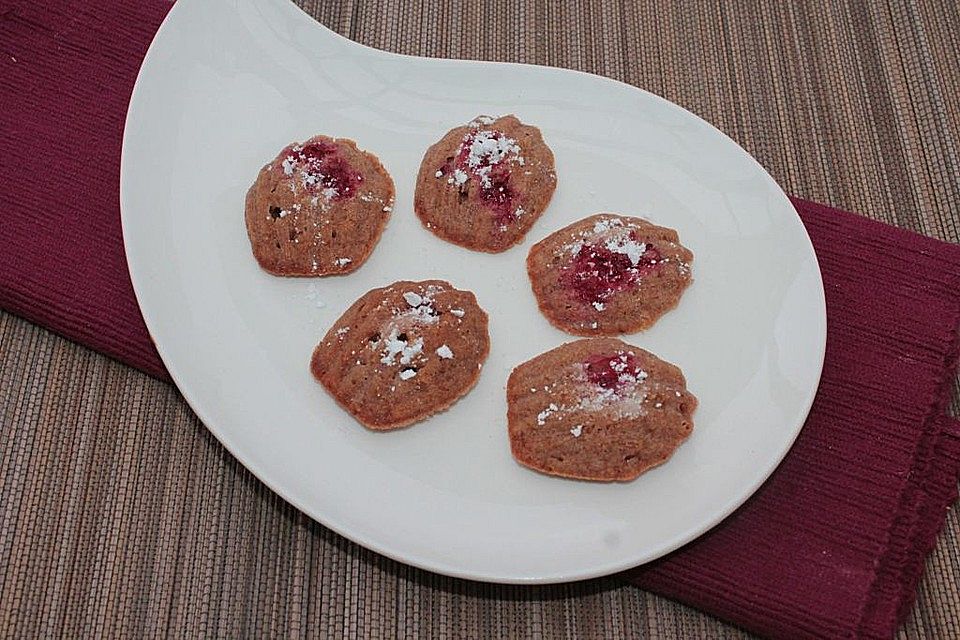 Madeleines mit Kastanienmehl und roten Johannisbeeren